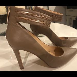 Beautiful taupe leather pumps